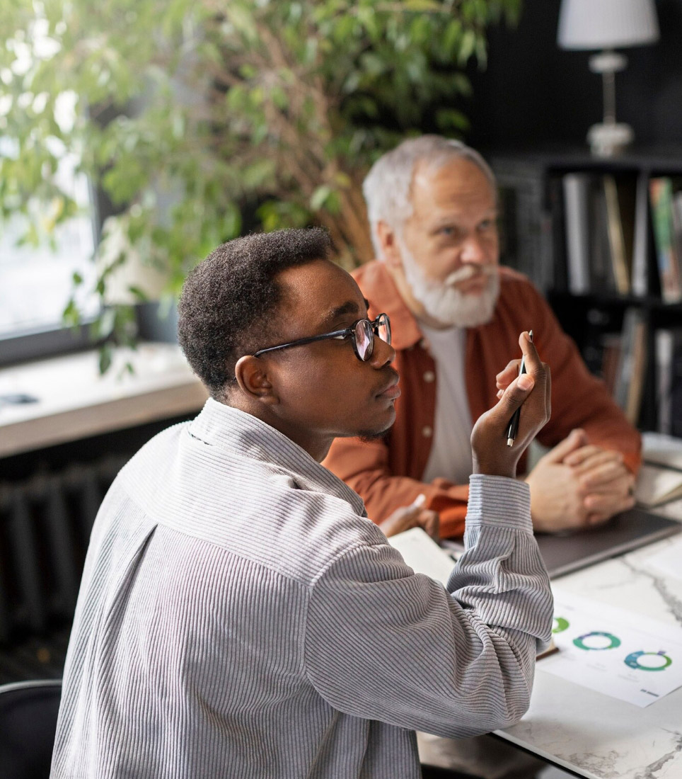 Un jeune entrepreneur reçoit des conseils pour son projet d'affaires dans la MRC de L'Assomption.